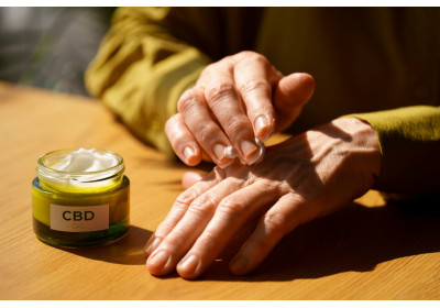 Care sunt beneficiile cremei cu CBD? O formulă naturală pentru echilibru și prospețime în rutina ta de îngrijire zilnică