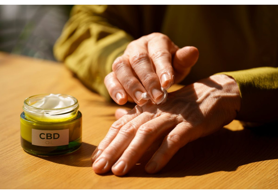 Care sunt beneficiile cremei cu CBD? O formulă naturală pentru echilibru și prospețime în rutina ta de îngrijire zilnică