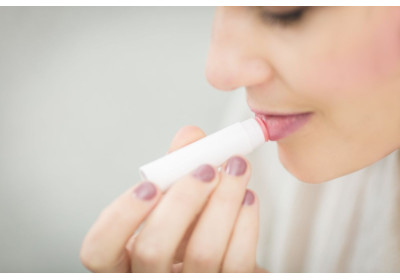 Ce beneficii are balsamul de buze cu CBD? Descoperă cum îți poate transforma rutina de îngrijire!